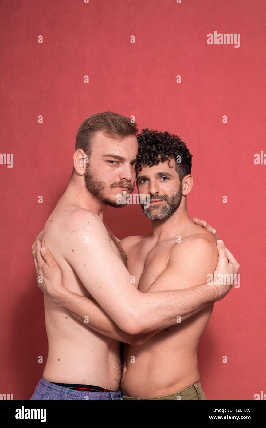 Hombres gay abrazados