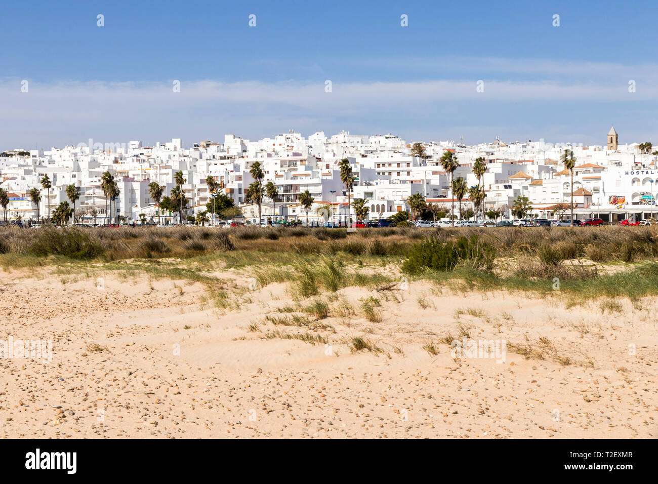 Um jovem turista na passarela da praia bateles em conil de la frontera  cadiz andaluzia