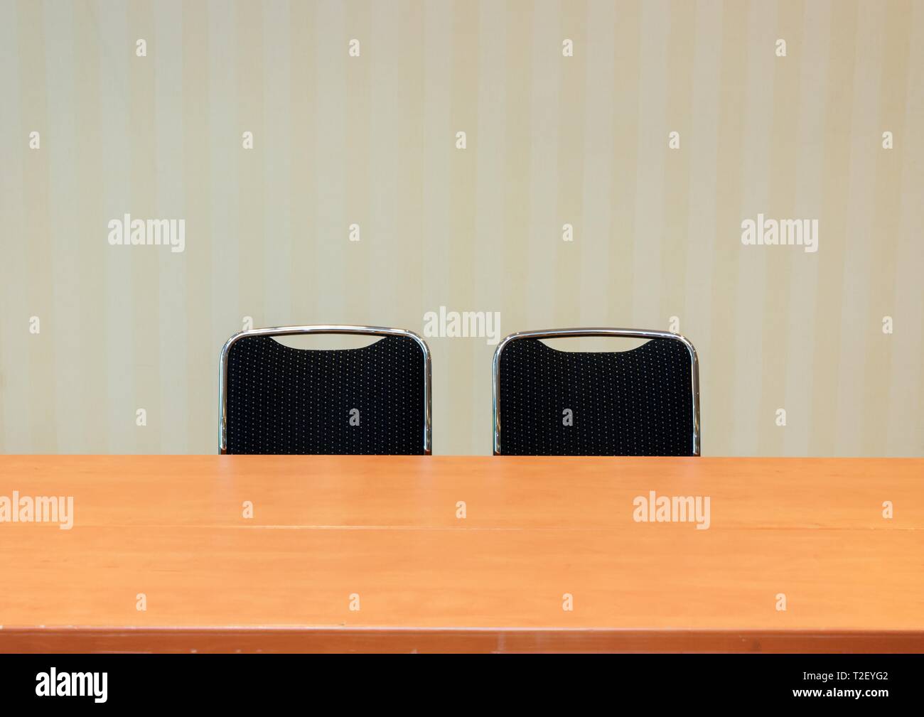 Empty table and chairs hi-res stock photography and images - Alamy