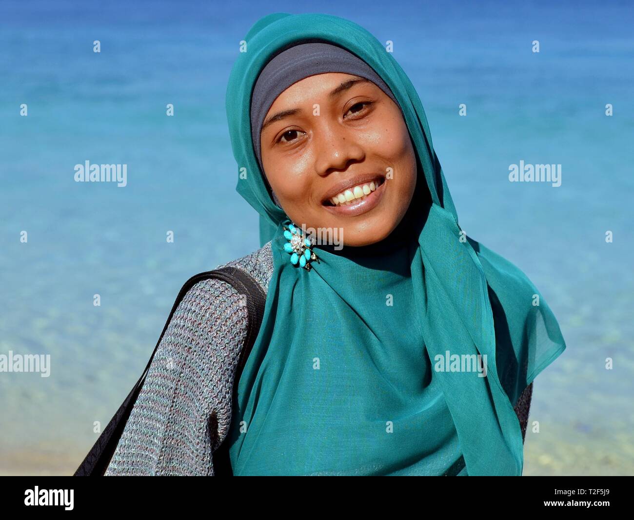 Hijab pin hi-res stock photography and images - Alamy