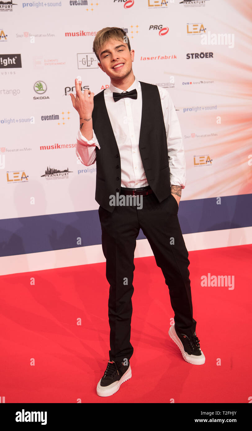 01 April 2019, Hessen, Frankfurt/Main: Mike Singer, singer, is on the red carpet. The German Live Entertainment Award (LEA) honours concert and show organisers, managers, agents and venue operators from German-speaking countries. Photo: Andreas Arnold/dpa Stock Photo