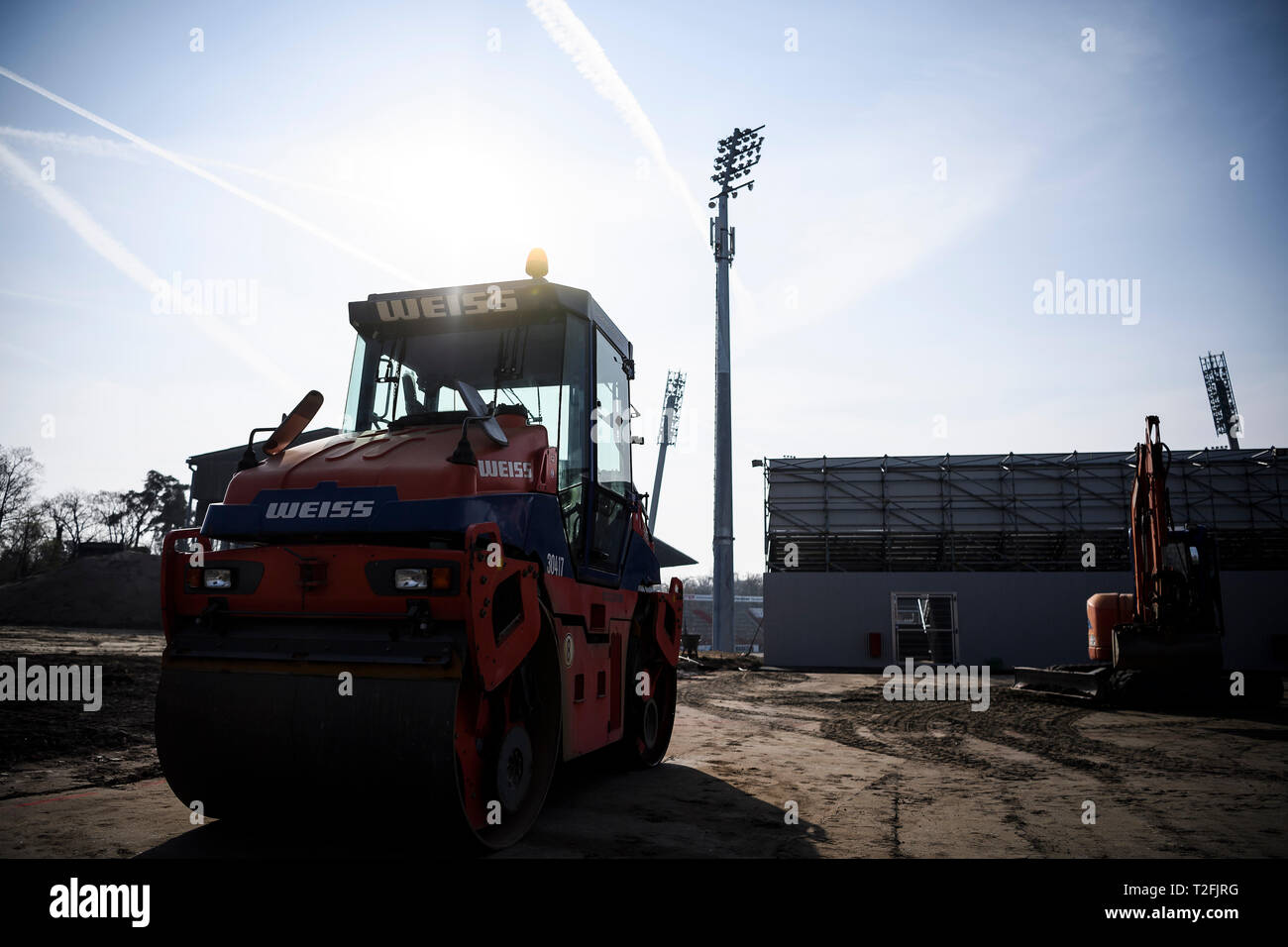 Karlsruhe, Deutschland. 02nd Apr, 2019. Construction vehicles in front of new provincial tribunes and provisional floodlight mast. GES/football/new building, reconstruction Wildparkstadion: 02.04.2019 | usage worldwide Credit: dpa/Alamy Live News Stock Photo