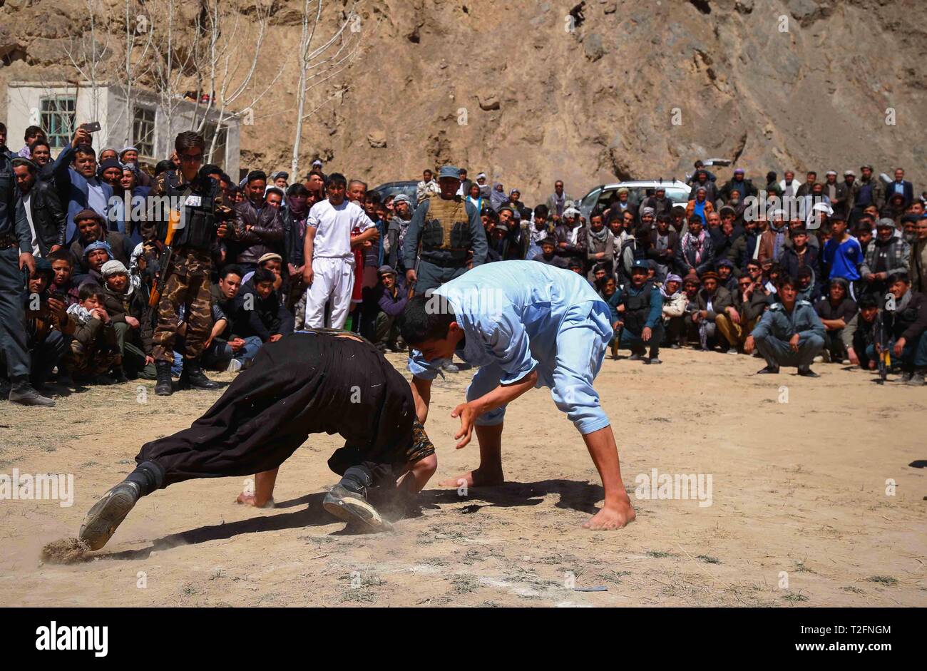 (190402) -- BAMYAN, April 2, 2019 (Xinhua) -- Local people take part in a wrestling event during a local games festival in Shibar district of Bamyan province, Afghanistan, March 31, 2019. (Xinhua/Noor Azizi) Stock Photo