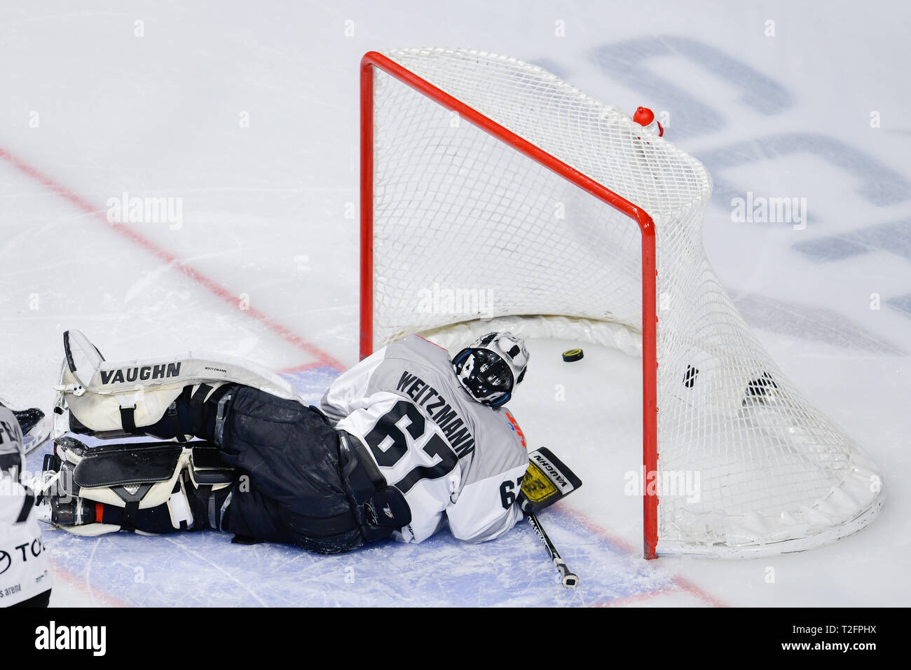 Mannheim, Germany. 02nd Apr, 2019. Ice hockey: DEL, Adler Mannheim - Kölner Haie, championship round, semi-final, 1st matchday, in the SAP Arena. Cologne's goalkeeper Hannibal Weitzmann cannot defend the goal shot of Mannheim's Benjamin Smith (not in the picture) to 1:0. Credit: Uwe Anspach/dpa/Alamy Live News Stock Photo