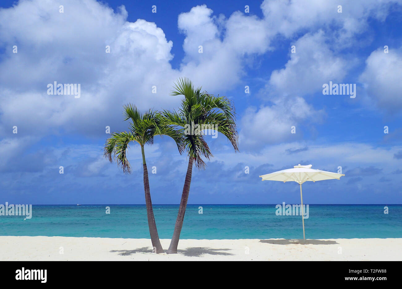 Seven Mile Beach, GRAND CAYMAN, GRAND CAYMAN. 8th June, 2016. The white sands and calm seas along Seven Mile Beach in Grand Cayman Island. Credit: Mike Eliason/ZUMA Wire/Alamy Live News Stock Photo