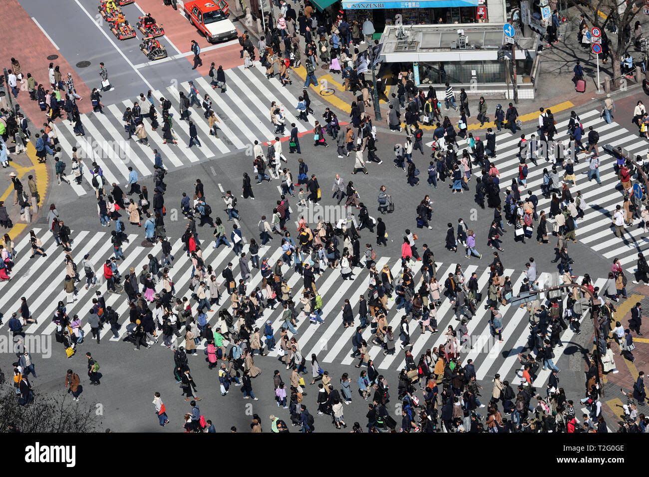 Crowds crossing the Shibuya pedestrian crossing in Shibuya, Tokyo, Japan Stock Photo