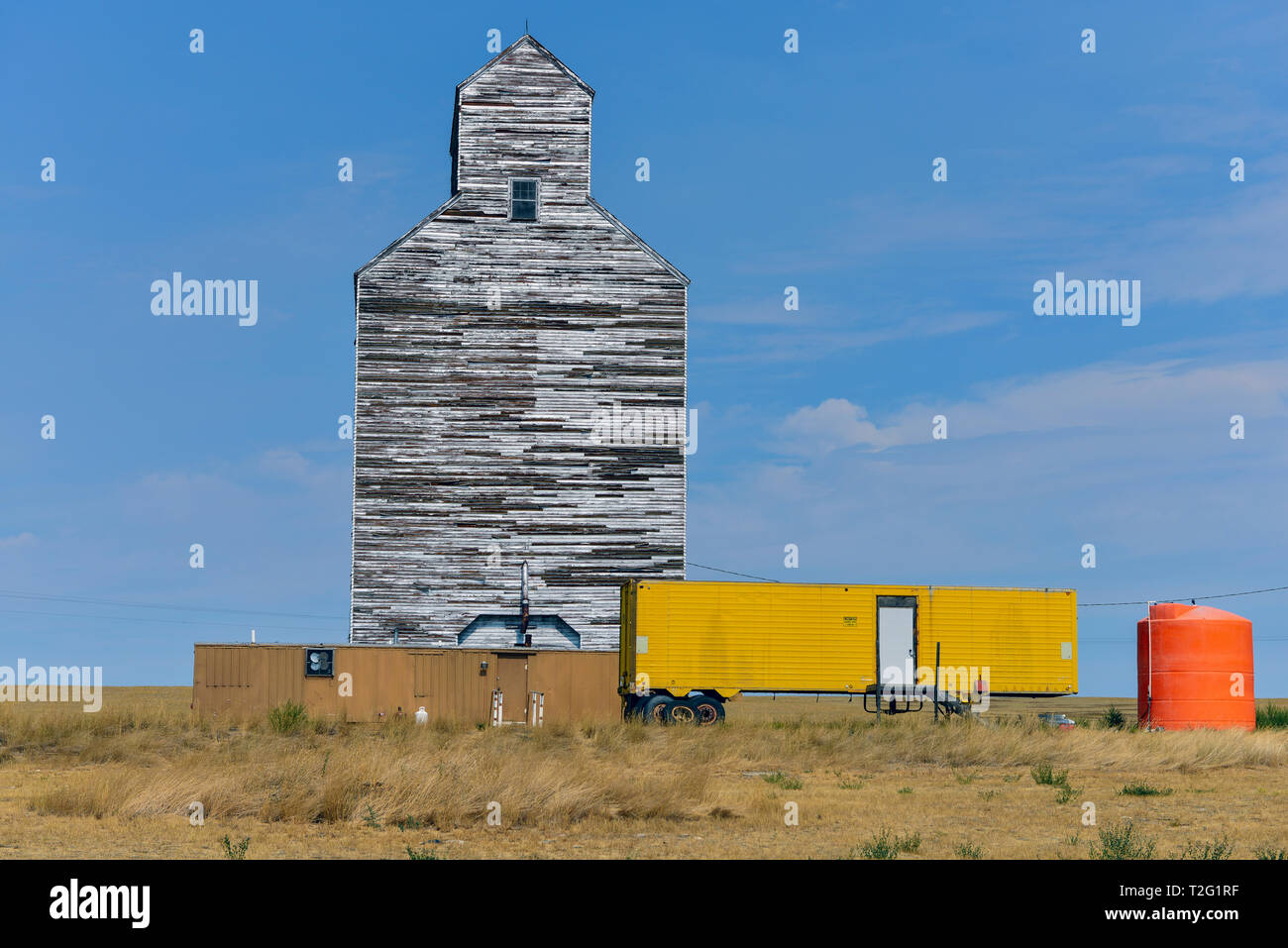 Wood grain elevator and storage trailers in Montana, USA Stock Photo
