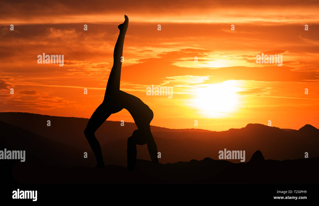 Silhouette of woman doing yoga at sunset. Sunset yoga concept Stock ...