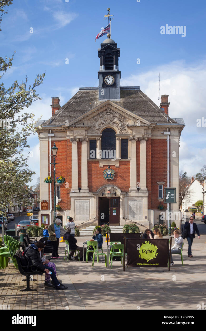 People take coffee in Falaise Square in front of the Town Hall in Henley-on-Thames Stock Photo