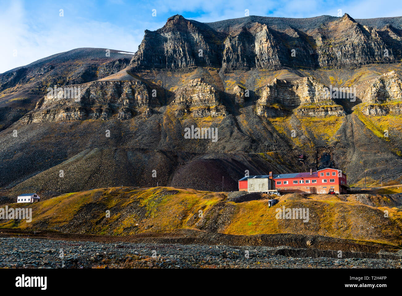 Longyearbyen, Svalbard. Steep valley showing coal seams. Stock Photo