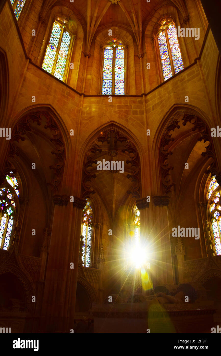 Lichtspiel in Seitenkapelle vom Kloster in Batalha, Portugal Stock Photo