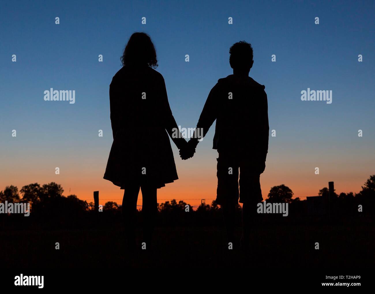 Holding hands silhouette hi-res stock photography and images - Alamy