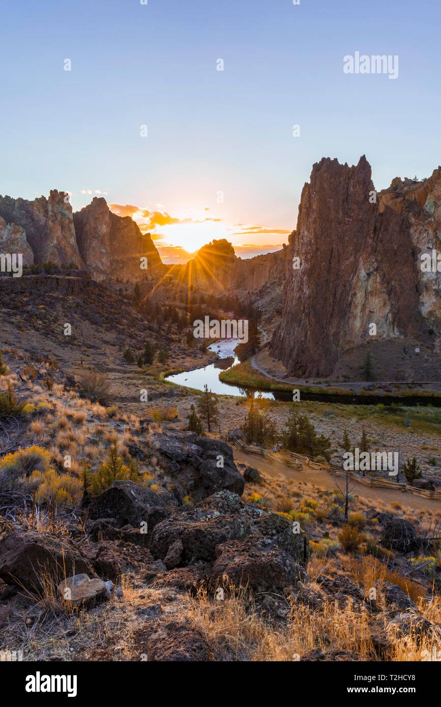 Sunset, Crooked River, Canyon with rock formations, The Red Wall, Smith Rock State Park, Oregon, USA Stock Photo