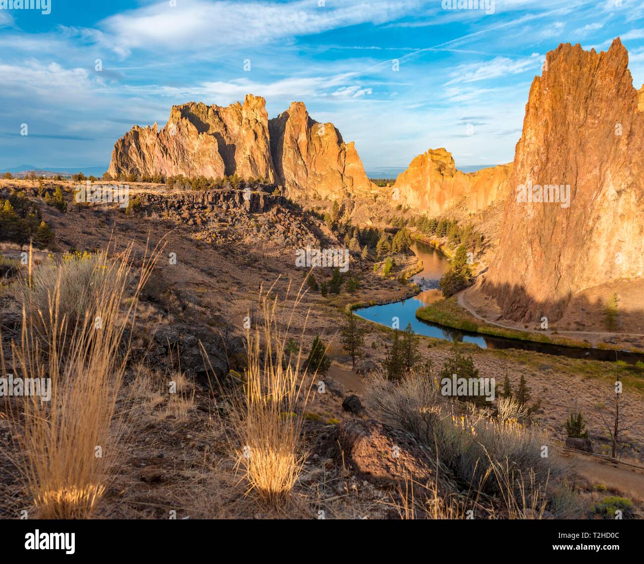 Sunrise, canyon with the Crooked River and striking rocky peaks, Red Wall and The Christian Brothers rock formations, Smith Rock State Park, Oregon Stock Photo