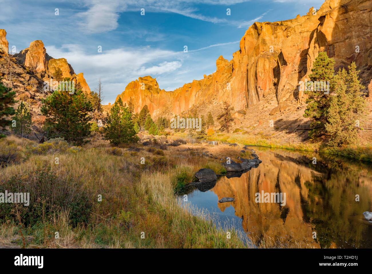 Sunrise, canyon with Crooked River and striking rock formation The Christian Brothers, Smith Rock State Park, Oregon, USA Stock Photo