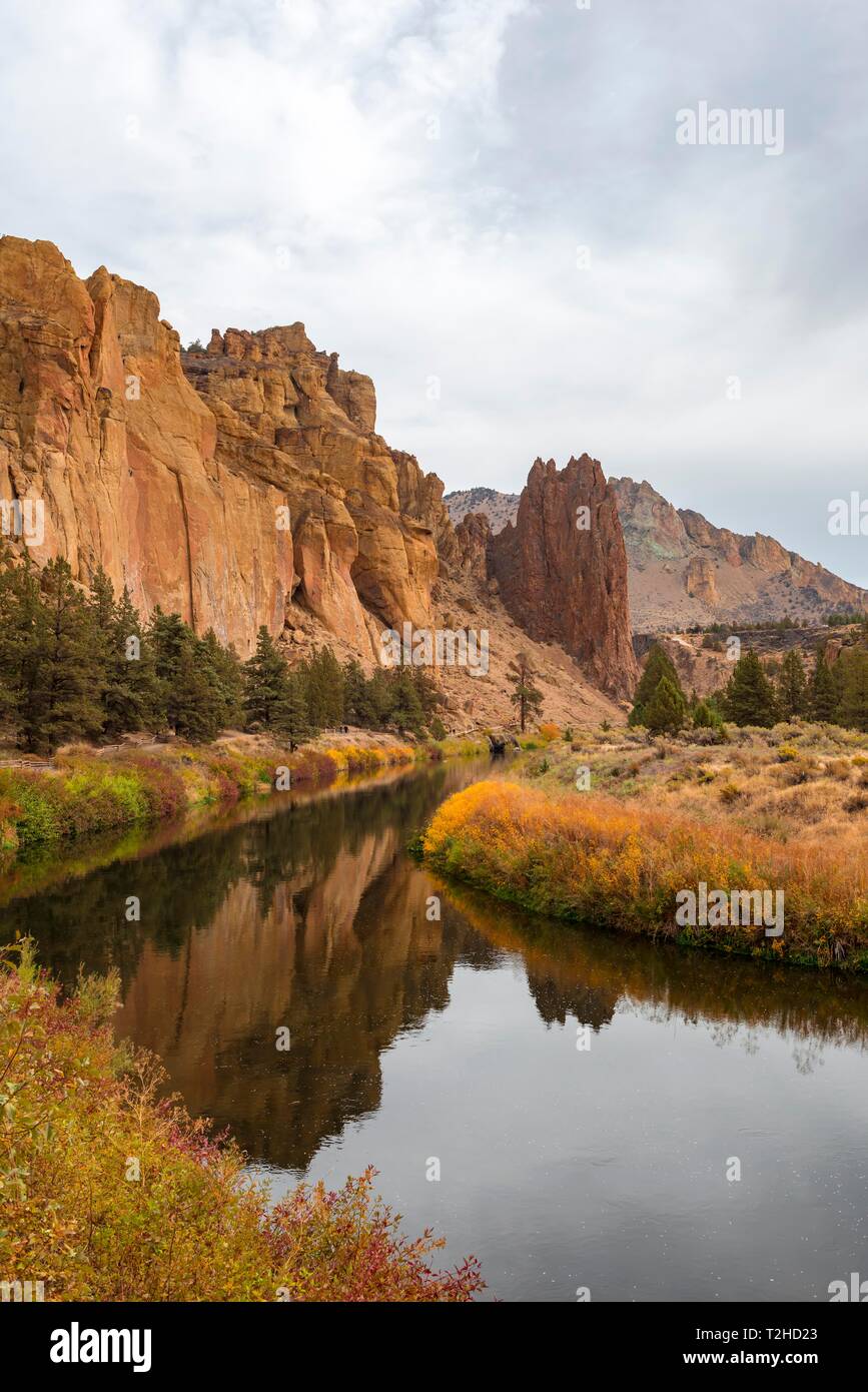 Sunrise, Crooked River and striking cliff top, Rock formation The Christian Brothers, Smith Rock State Park, Oregon, USA Stock Photo