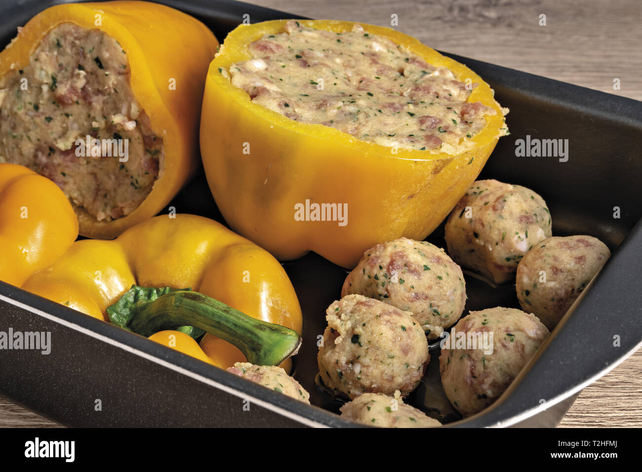 Peperoni Gialli Ripieni Crudi In Padella Da Sopra Primo Piano Altra Vista Stock Photo Alamy