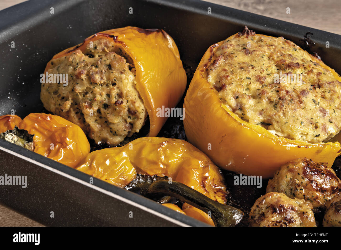 peperoni gialli ripieni cotti al forno in padella da sopra primo piano  Stock Photo - Alamy