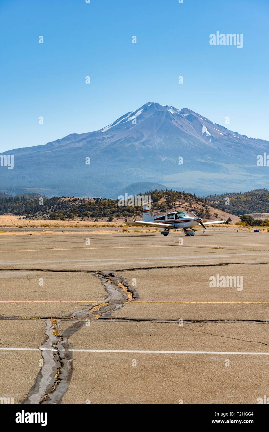 Small propeller aircraft at Weed Airport off Stratovolkan Mount Shasta, Weed, Siskiyou County, California, USA Stock Photo