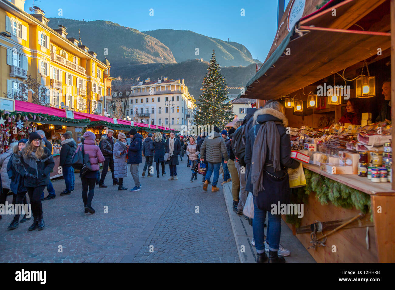 Customers at Christmas market in Piazza Walther, Bolzano, Italy, Europe Stock Photo