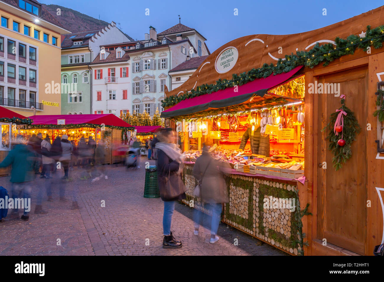 Customers at Christmas market in Piazza Walther, Bolzano, Italy, Europe Stock Photo