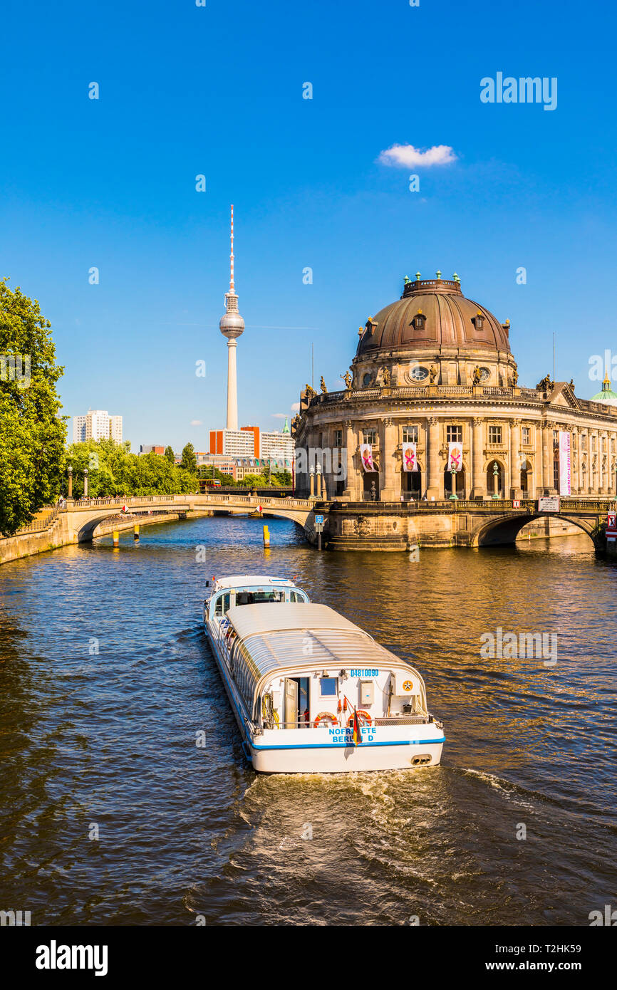 Berlin germany river boat tourist bridge hi-res stock photography and ...