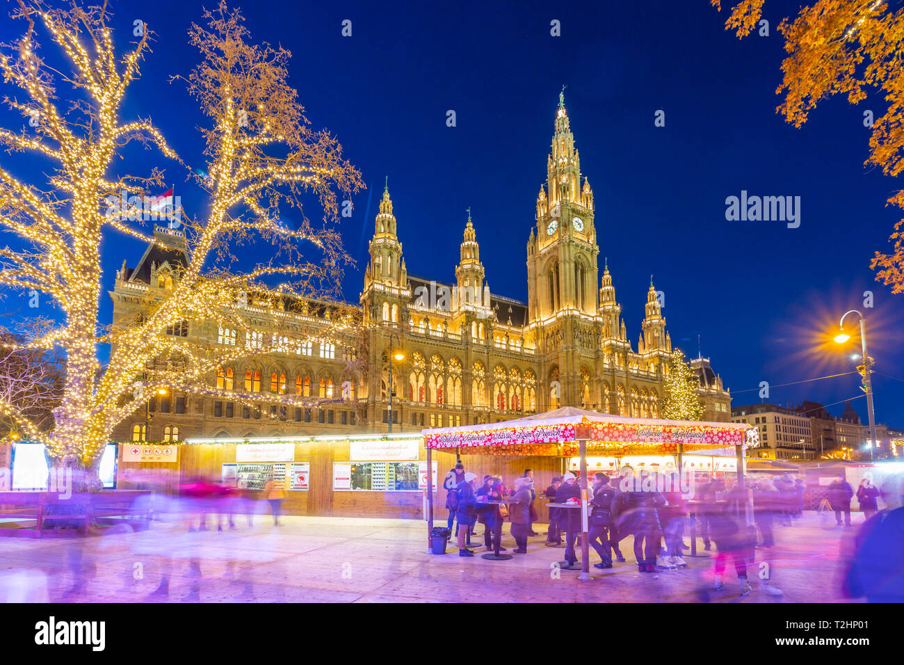 Christmas Tree In Rathausplatz Hi res Stock Photography And Images Alamy