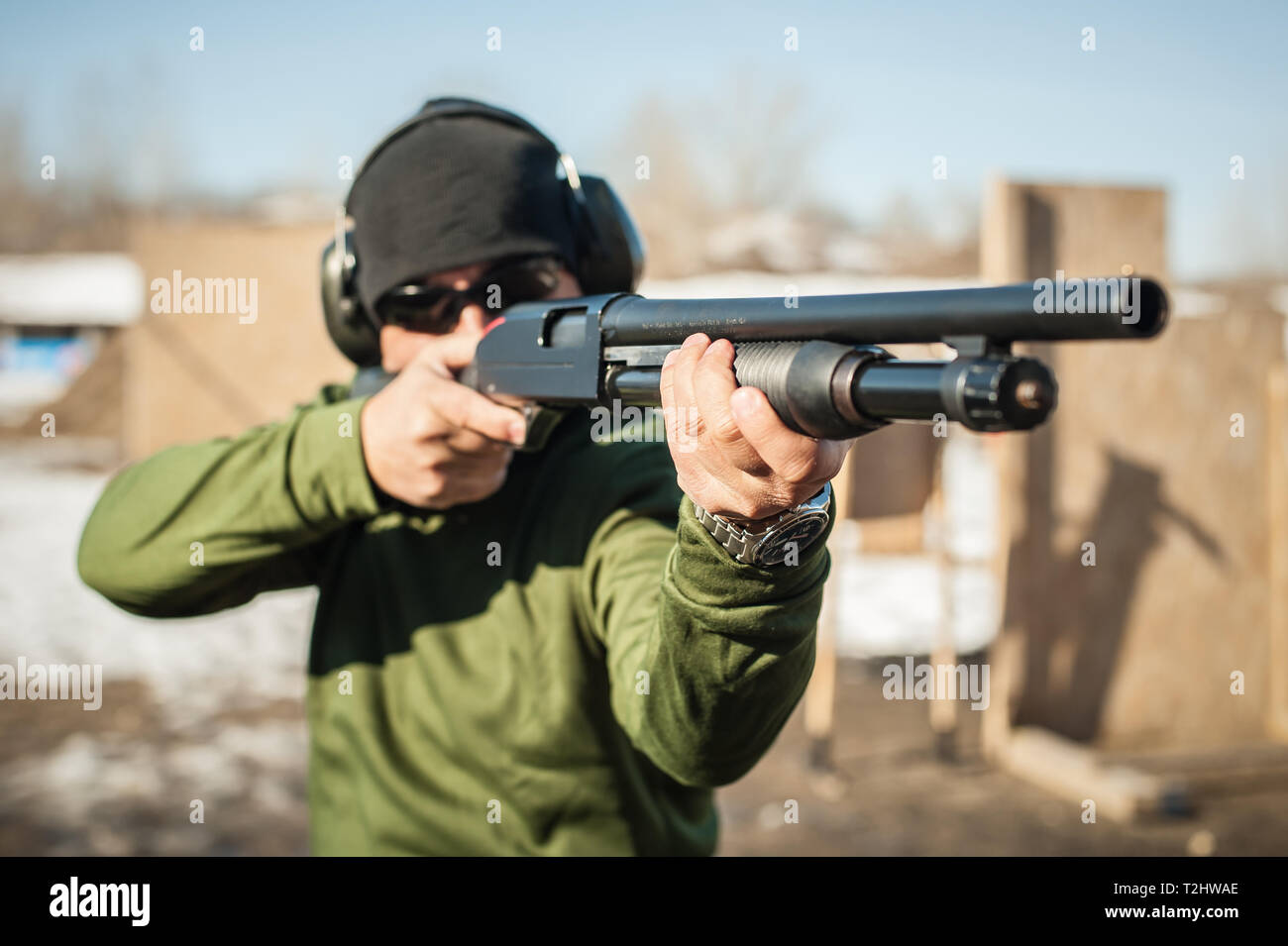 Pump Gun. Nahaufnahme von der Pumpe-Aktion-Gewehr 12 Kaliber mit den Zielen  auf Hintergrund. schießen, schießen auf der Straße Stockfotografie - Alamy
