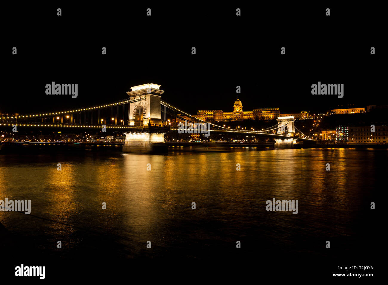 Night time view of the Buda Castle and the Szechenyi Chain Bridge over ...