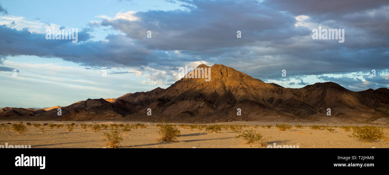 Mountains and extinct volcanoes in the Mojave preserve by kelbaker Road