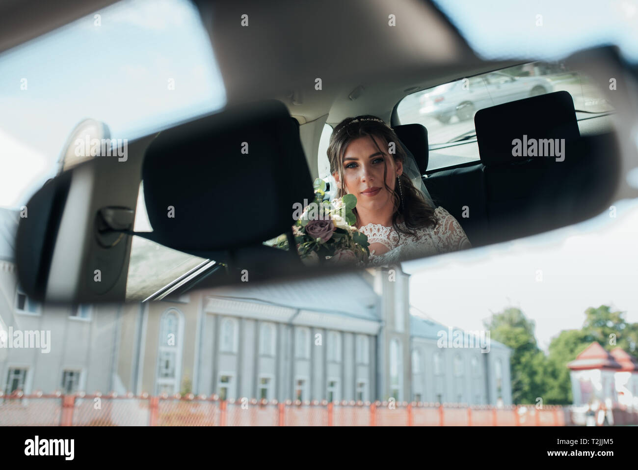 Водитель смотрит в зеркало. Глаза девушки в зеркале машины. Отражение в зеркале машины девушки.