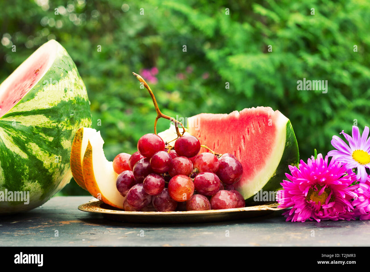 Арбуз и дыня. Арбуз и дыня. Арбузы дыни виноград. Арбузы дыни виноград. Натюрморт с арбузом и виноградом.