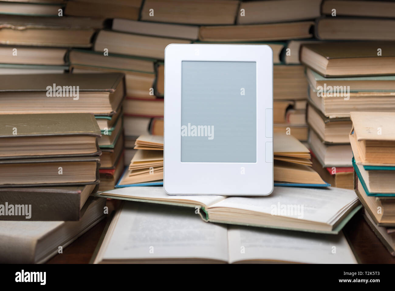 Electronic book readers hi-res stock photography and images - Alamy