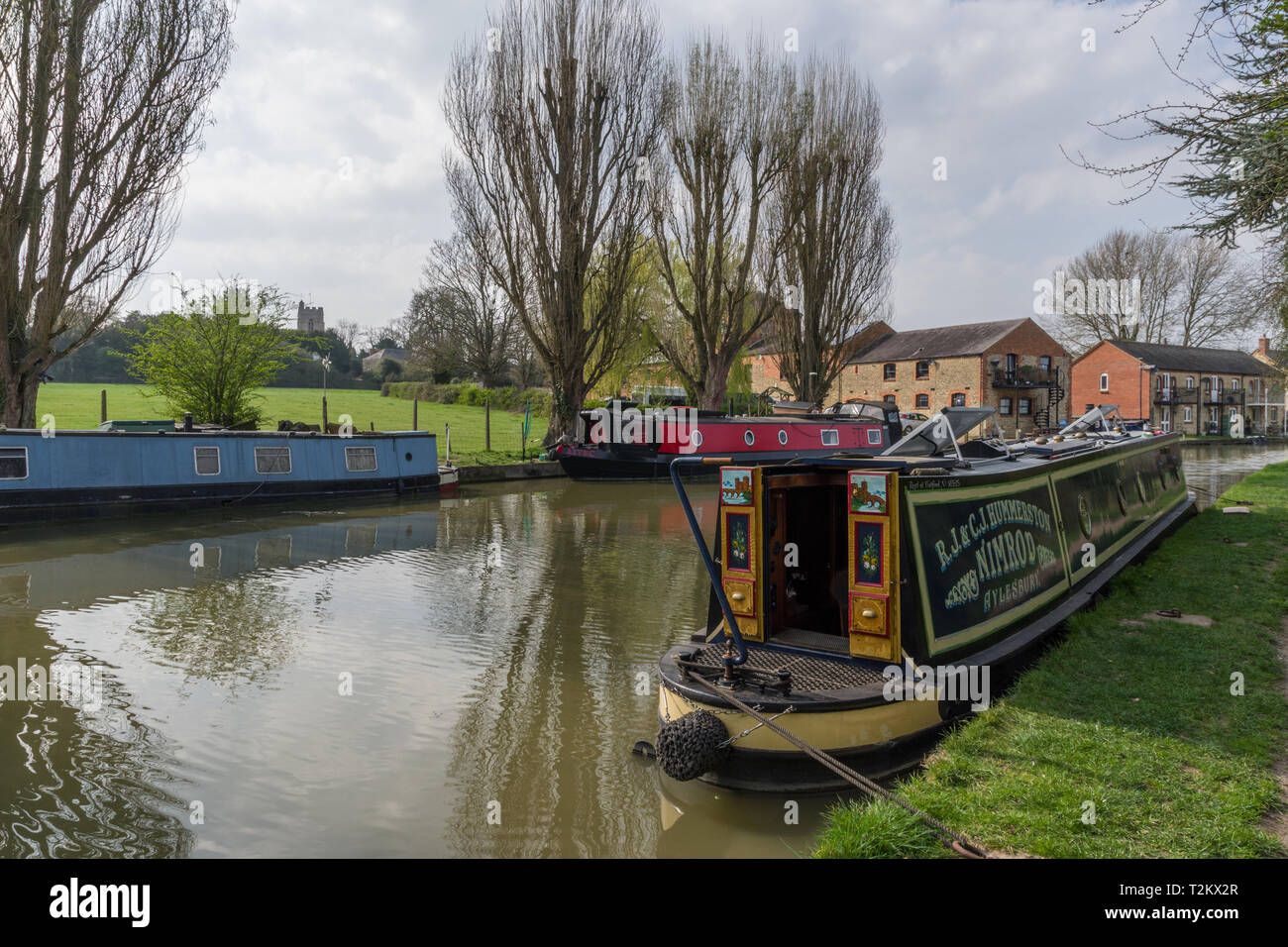 Narrowboats on the Grand Union canal in Spring, Cosgrove ...