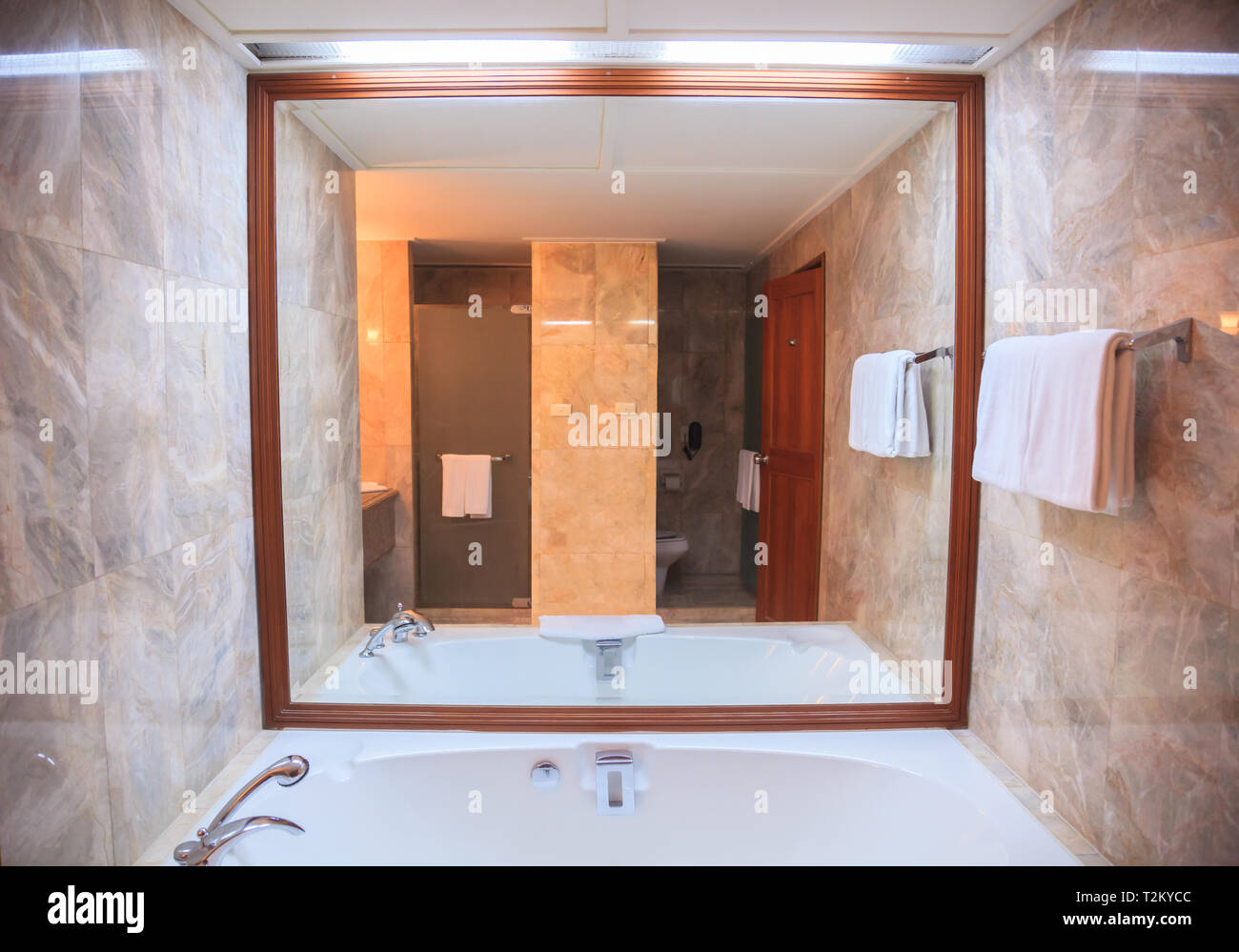 Với thiết kế tiện nghi và nền nẹp đá sang trọng, phòng tắm hiện đại của chúng tôi là một phần của trang trại khách sạn đích thực. Không gian tắm tuyệt vời này là nơi bạn có thể tận hưởng những giây phút thư giãn và thú vị nhất trong chuyến du lịch của mình. Hãy để ảnh minh họa cho bạn thấy những gì chúng tôi có thể cung cấp.