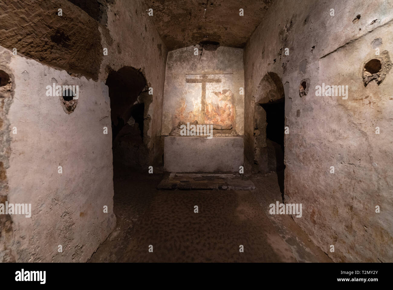 Affreschi nelle catacombe di San Gaudioso, Napoli. Altare con Crocifisso. Stock Photo