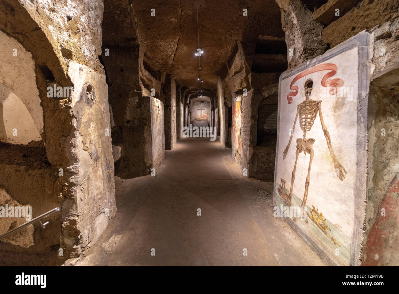 Affreschi nelle catacombe di San Gaudioso, Napoli. Nel corridoio dei morti, sulla destra, il celebre affresco che ispiro a'livella, di Totò Stock Photo