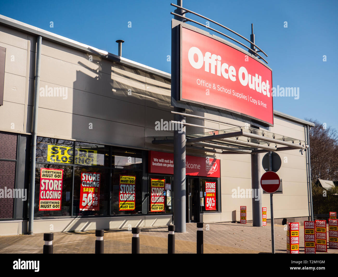 Office Outlet Store Closing Down, Forbury Retail Park, Reading Berkshire, England, UK, GB Stock