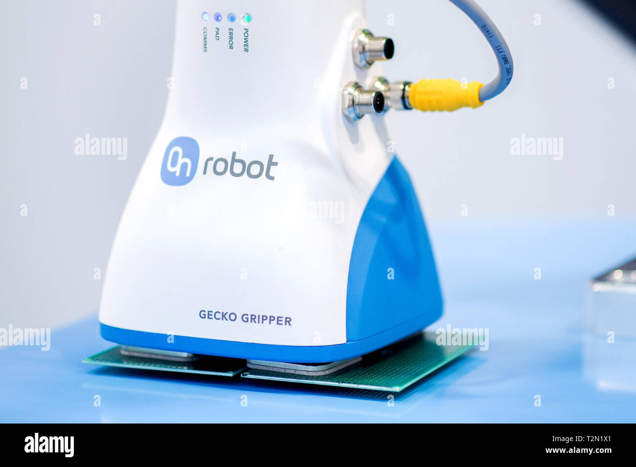 Gecko gripper on store robot