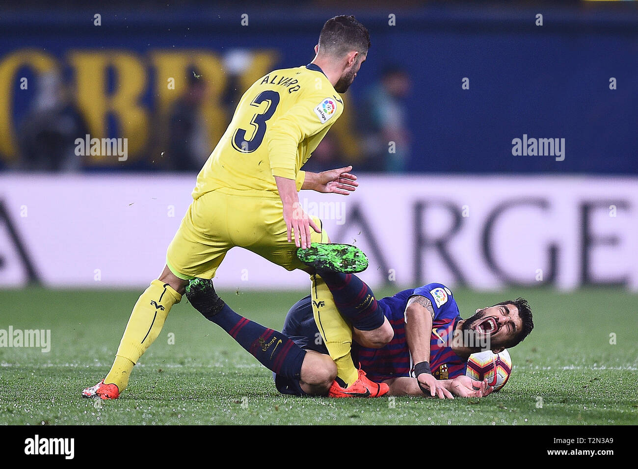 VILLARREAL, 02-04-2019. LaLiga 2018/ 2019, date 30. Villarreal-Barcelona. Alvaro Gonzalez of Villarreal CF and Luis Suarez of FC Barcelona during the game VIllarreal-Barcelona Stock Photo