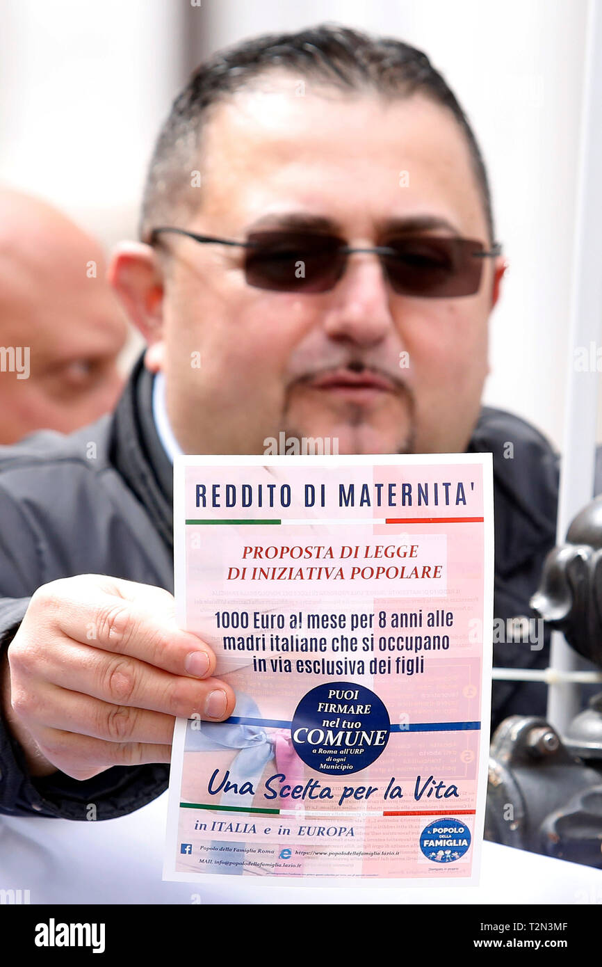 A man showing a law propose, that wants to give women 1000E per month for 8 years to Italian women that don't work to take care exclusively of their children  Rome April 4th 2019. Demonstration of the People of Family. People of Family is a social conservative political movement in Italy. photo di Samantha Zucchi/Insidefoto Stock Photo
