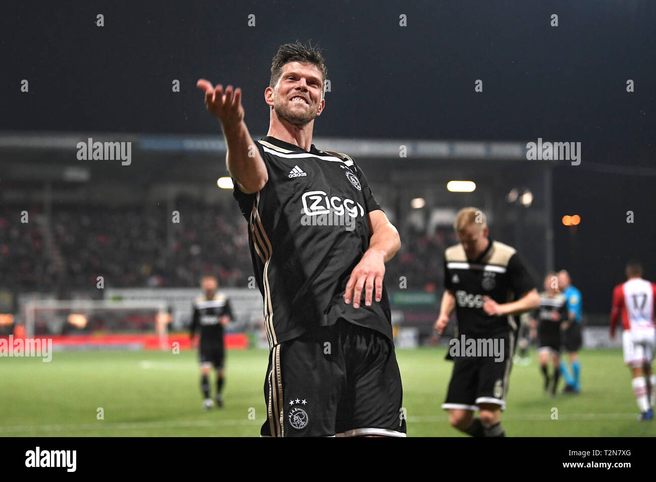 BayArena Leverkusen Germany ,15th February .2014, Football Bundesliga  Season 2013/14, matchday 21, Bayer 04 Leverkusen - Schalke 04 1:2 ---  Klaas-Jan Huntelaar (S04) shows his teeth, Leverkusens Simon Rolfes, Stefan  Kie§ling (Kiessling)