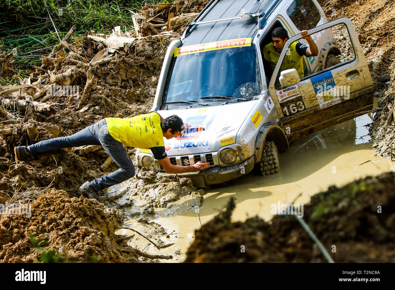 Sorocaba, Brazil. 23rd May, 2015. PHOTOS OF ARCHIVES. On April 4 is celebrated the Day of the 4x4 or Day of the Jeep. In the photo Suzuki jeeps participate in event in Pomerode, SC, in 2015. Pilots try to unbolt the car in the mud. Credit: Cadu Rolim/FotoArena/Alamy Live News Stock Photo