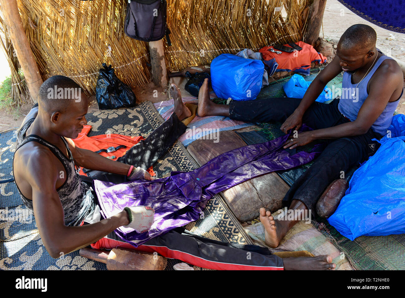 BURKINA FASO , Bobo Dioulasso, craftsman making the traditional garment Boubou for men from damask fabric Stock Photo