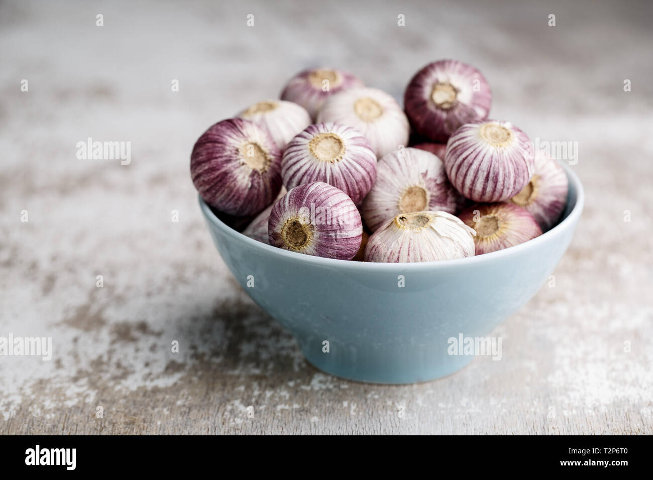 Whole Bulbs of Chinese Garlic in blue bowl Stock Photo Alamy
