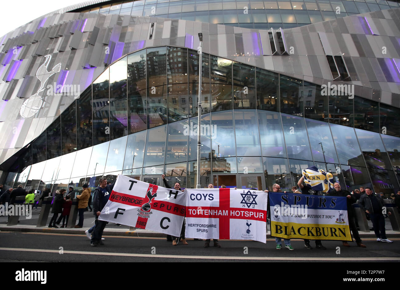 Tottenham Hotspur Fans Outside The Tottenham Hotspur Stadium London Stock Photo Alamy