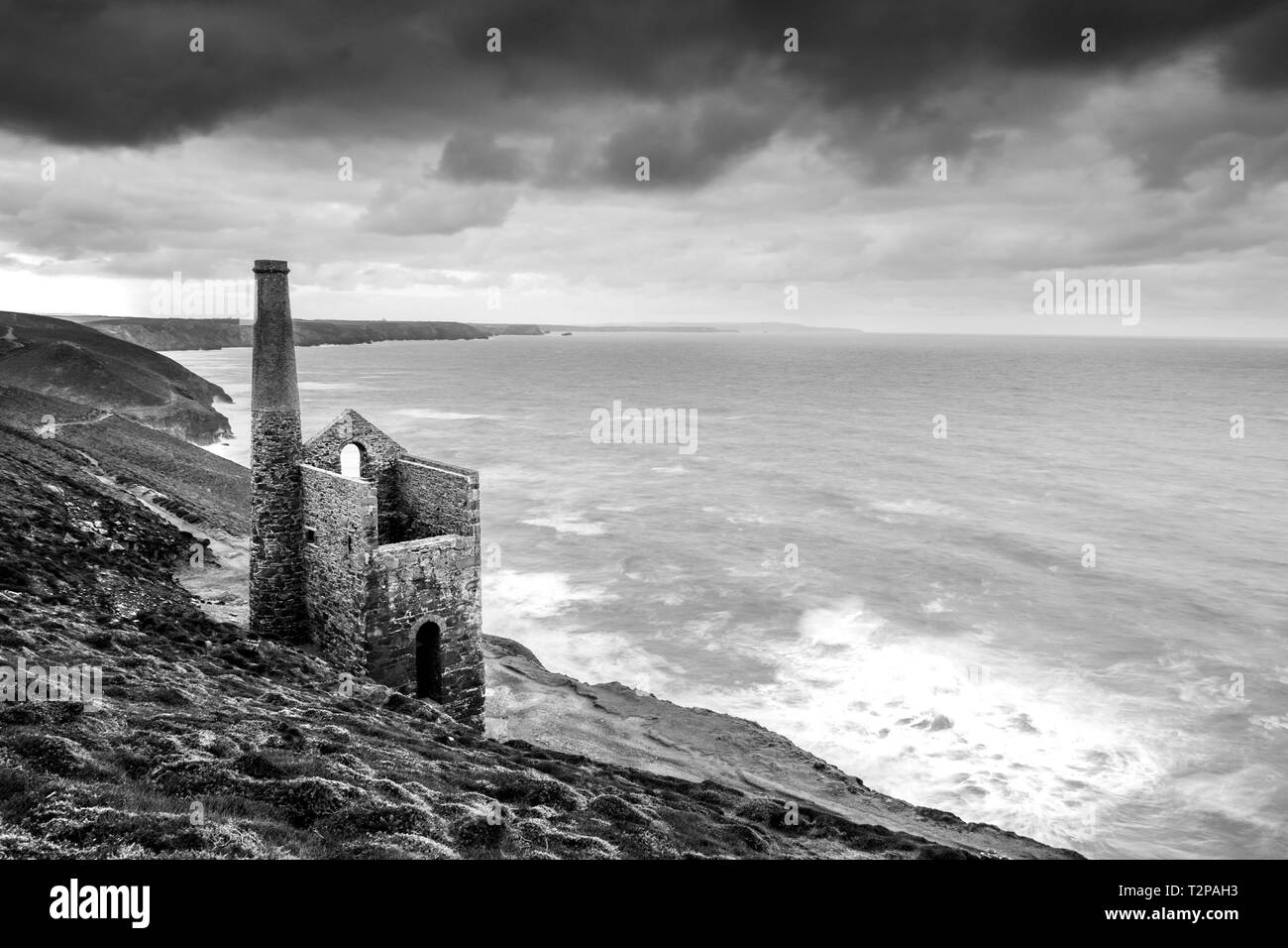 The Towanroath mine shaft at Wheal Coates, on the St Agnes coastline in Cornwall, gives this epic composition with the beautiful rugged Cornish coast Stock Photo