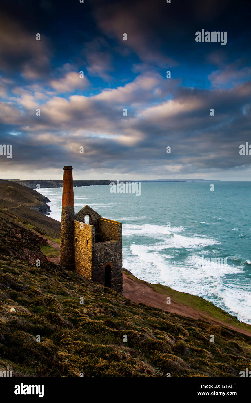 The Towanroath mine shaft at Wheal Coates, on the St Agnes coastline in Cornwall, gives this epic composition with the beautiful rugged Cornish coast Stock Photo