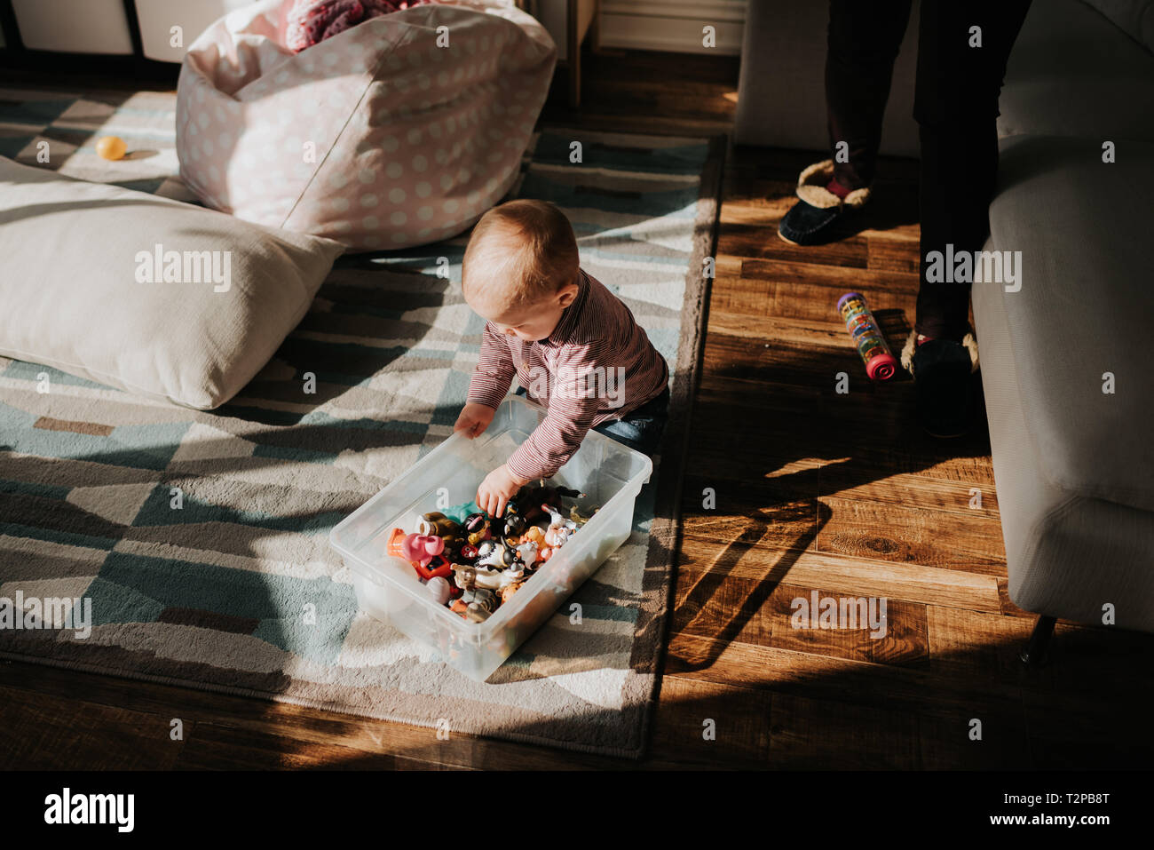 Boy sitting floor side view hi-res stock photography and images - Alamy