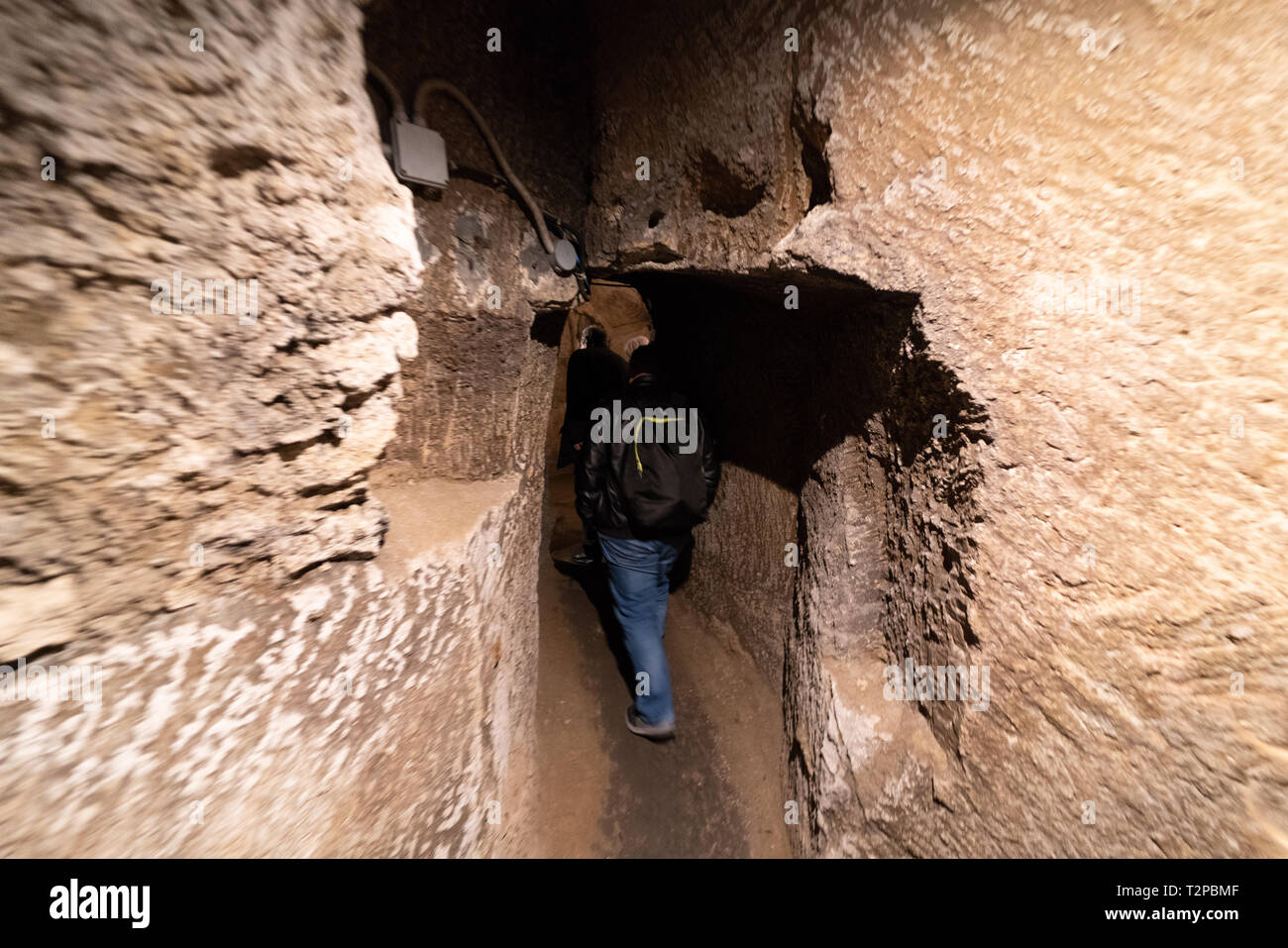 Catacombe di San Gaudioso, lo stretto passaggio per accedere al Corridoio dei Morti Stock Photo